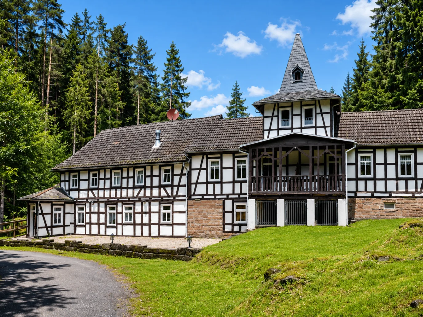 Seitliche Gebäudeansicht der Weihertalmühle